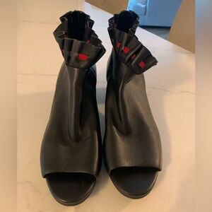 Lori Goldstein Size 8 Binnie Black Ruffle Leather Peep-Toe Ankle Boots Like New